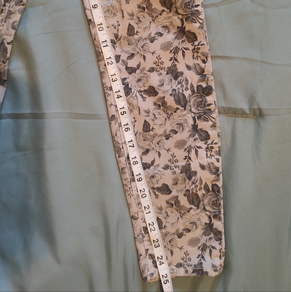 J Brand Ladies Lt Grey Rose Design Jeans 🌹 sz.28 - Picture 4 of 5